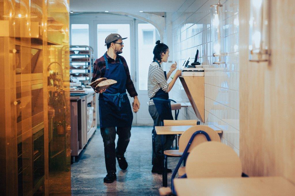 Pauline et Julien fabriquent du pain au levain naturel dans leur restaurant-micro-boulangerie Baston