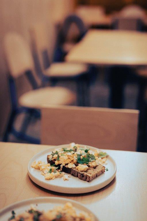 Pain au levain et oeufs brouillés Baston